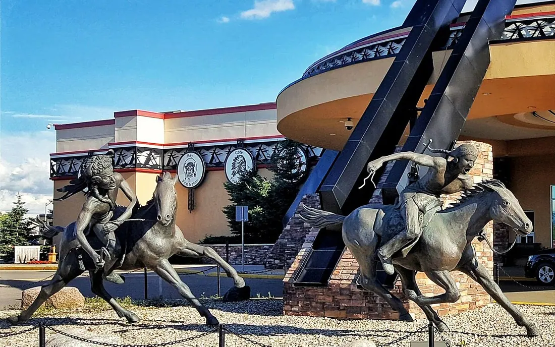 Sculpture de bronze de cavaliers à cheval devant l'entrée courbe du Painted Hand Casino à Yorkton