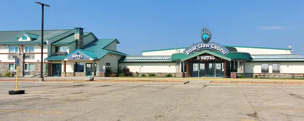 Le Bear Claw Casino et son aile hôtelière aux toits verts, à White Bear First Nations, vus de l'autre côté du stationnement vide