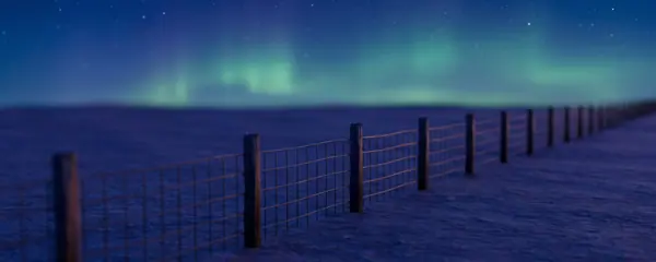Ciel de nuit étoilé avec une faible aurore verte au-dessus de la prairie plate et d'une clôture
